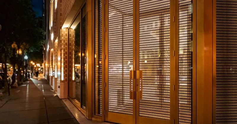 Vitrine protégée par une grille de sécurité