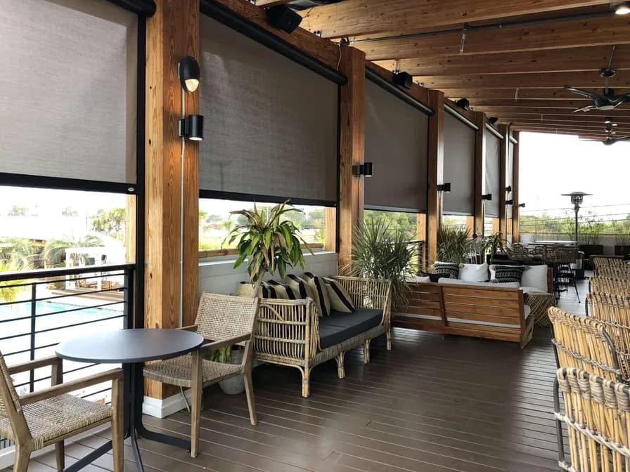 Terrasse de restaurant protégée par des moustiquaires