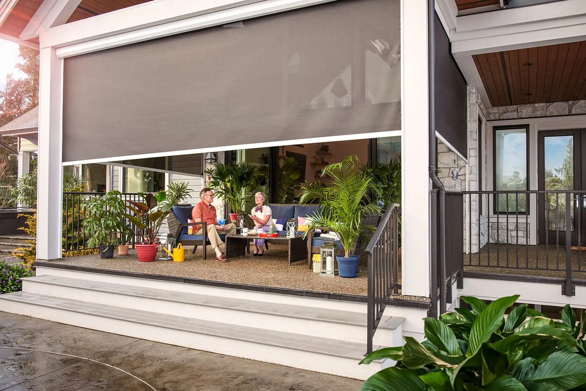 Terrasse résidentielle protégée par une moustiquaire rétractable