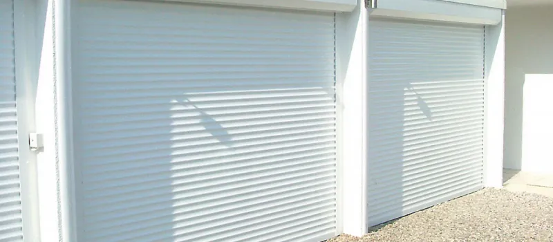 Porte de garage enroulable blanche