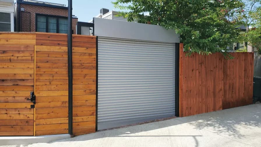 Accès en ruelle fermé par une porte enroulable
