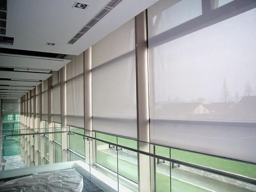 Toiles solaires sur la façade d'un commerce