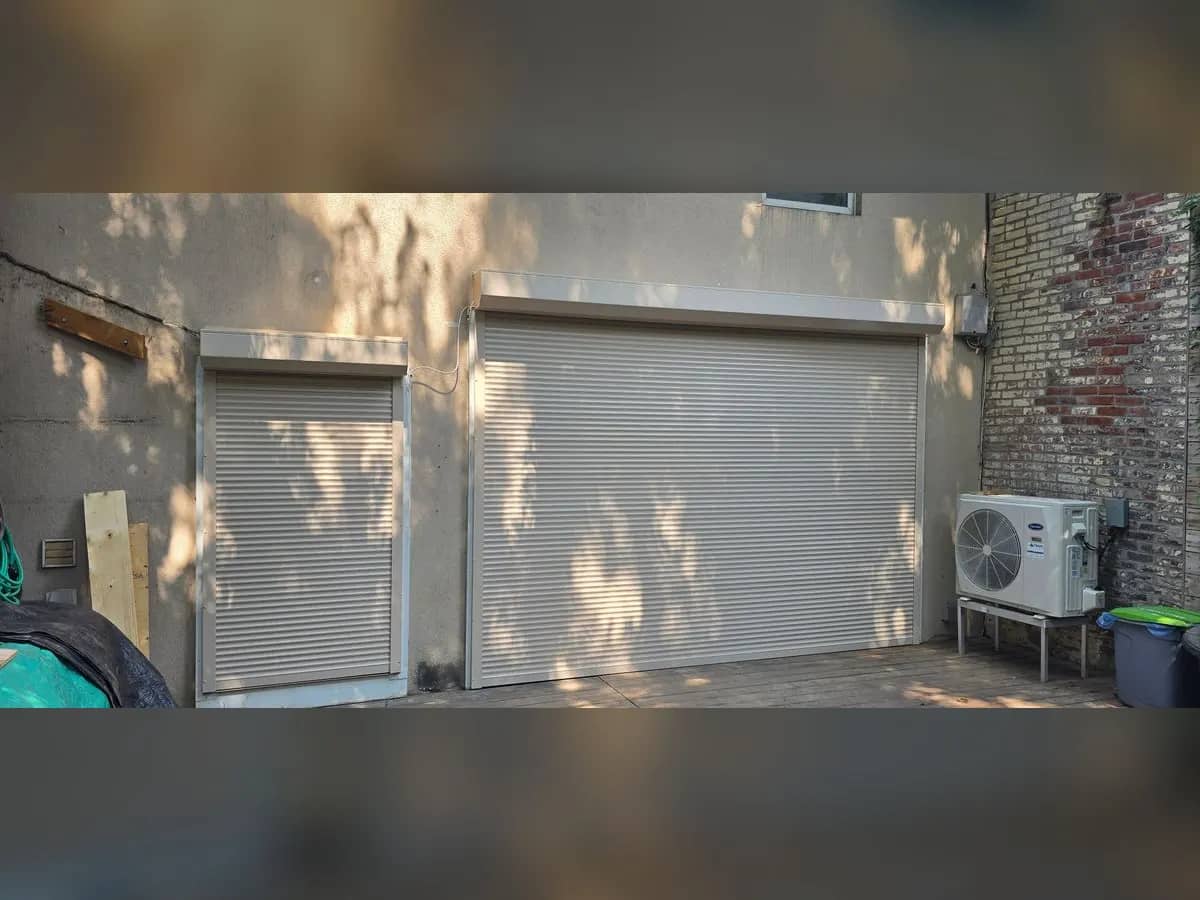Deux volets gris en cour arrière