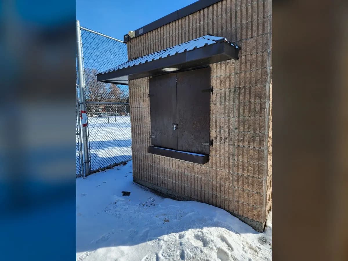Kiosk closed by a brown shutter